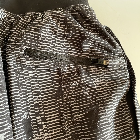 Lululemon Mens The Short Matchstick Asphalpt Grey Lined Active Gym Short sz M - Picture 9 of 10